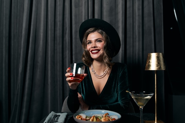 femme heureuse au restaurant